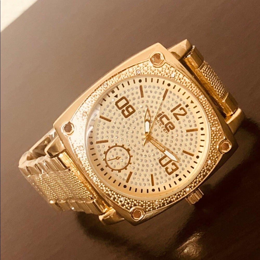🔥NWT🔥Amazing Look Golden Watch For Men
